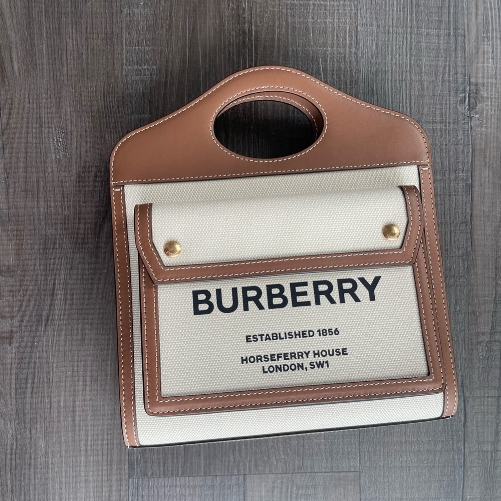 Women’d Burberry Purse/Clutch